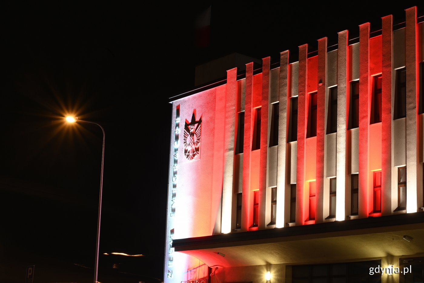 Muzeum Emigracji oświetlone barwami narodowymi // fot. Michał Puszczewicz