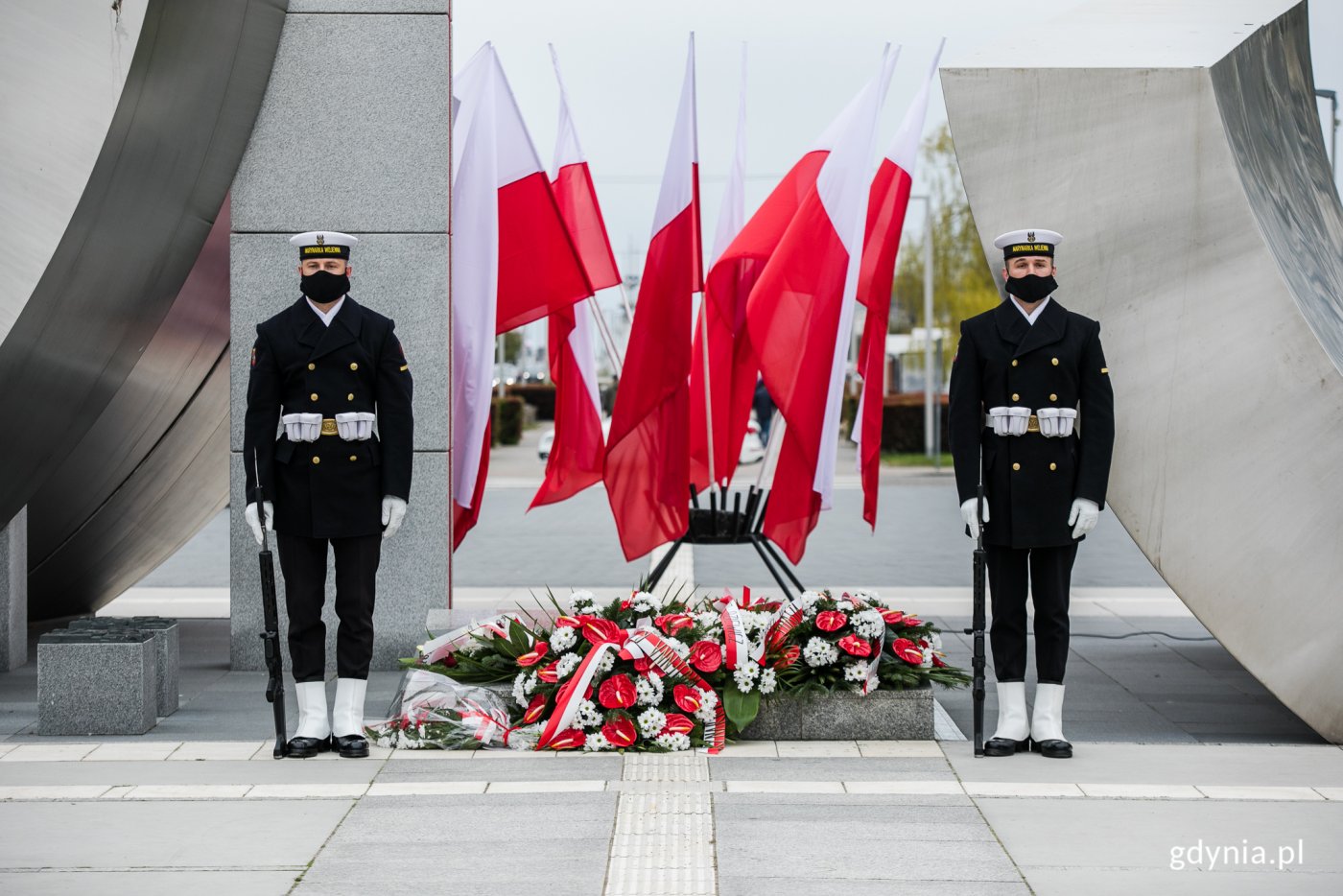 Posterunek honorowy przed pomnikiem Polski Morskiej z okazji Dnia Flagi RP // fot. Karol Stańczak