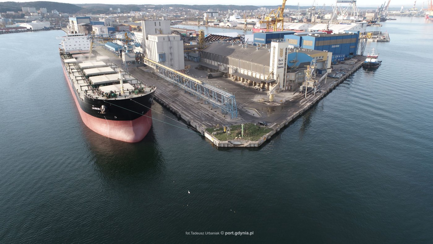 Przebudowa nabrzeża Norweskiego ma w przyszłości umożliwić obsługę w gdyńskim porcie większym jednostkom, fot. Tadeusz Urbaniak / port.gdynia.pl