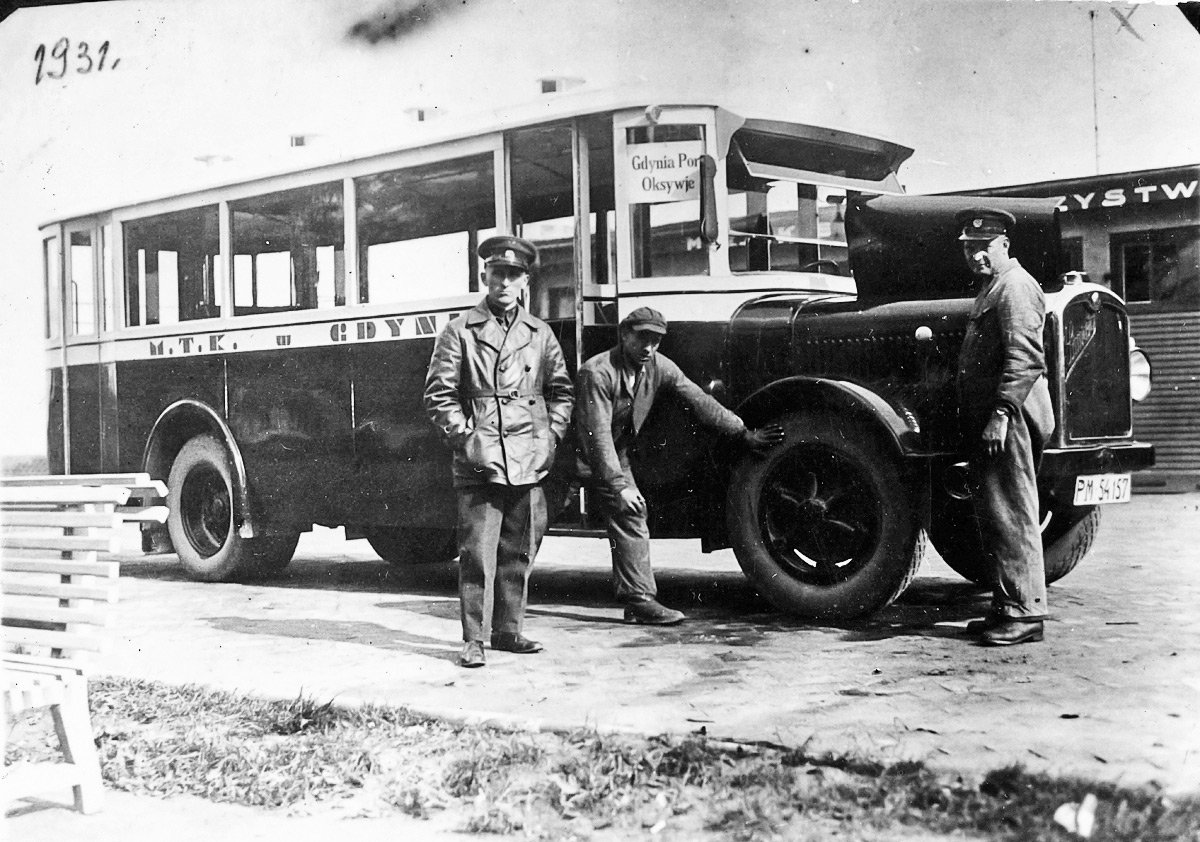 Gdyński autobus Saurer BLDPL 3 na terenie zajezdni MTK w Gdyni przy ul. Gdańskiej. Przed autobusem na pierwszym planie kierowca Stanisław Borusiak. Fot. ze zbiorów prywatnych Stanisława Borusiaka ze strony zkmgdynia.pl