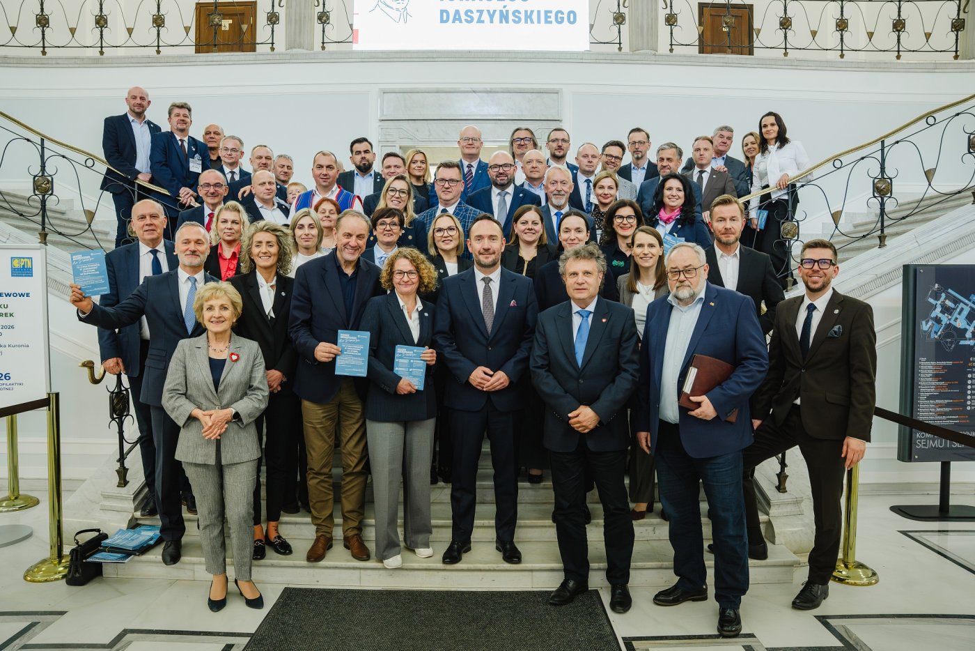 We wtorek w Sejmie obecna była 40-osobowa delegacja prezydentów, burmistrzów, wójtów i starostów z Pomorza. Wśród nich znaleźli się m.in.: marszałek województwa pomorskiego Mieczysław Struk, prezydent Gdyni Aleksandra Kosiorek, prezydent Gdańska Aleksandra Dulkiewicz i prezydentka Sopotu Magdalena Czarzyńska-Jachim (fot. Konrad Kędzior)