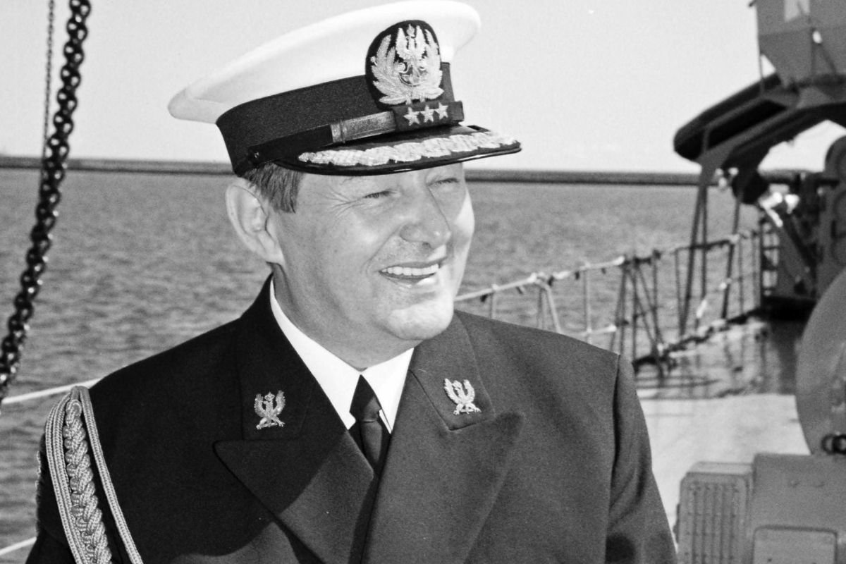 Czarno-białe zdjęcie admirała floty Ryszarda Łukasika. // fot. Marynarka Wojenna RP