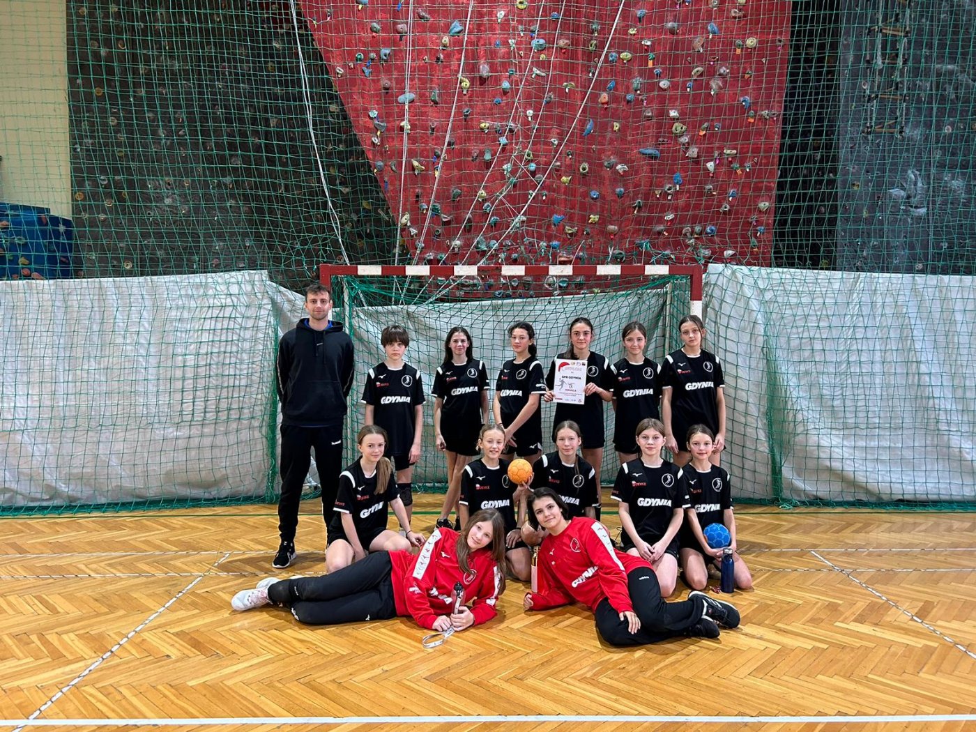 Dziewczynki z klas sportowych SP 47 i SP 42 z dużymi sukcesami grają w piłkę ręczną // fot. Oliwer Wenderski SPR Gdynia 