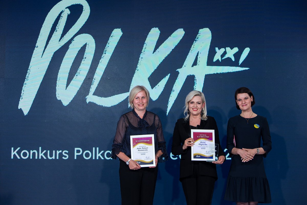 Wiceprezydent Gdyni Katarzyna Gruszecka-Spychała wręczyła nagrody Marcie Majewskiej - burmistrz Hrubieszowa oraz dr. inż. Anicie Richert–Kaźmierskiej – autorce i koordynatorce innowacyjnych programów edukacyjnych // fot. materiały Fundacji Projekt PL