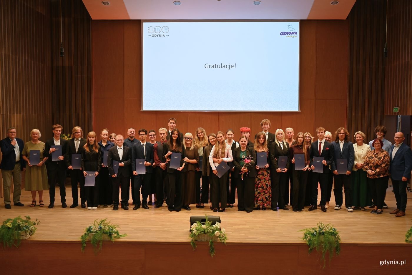 Laureaci i laureatki odebrali stypendia z rąk prezydent Gdyni Aleksandry Kosiorek (fot. Magdalena Starnawska)