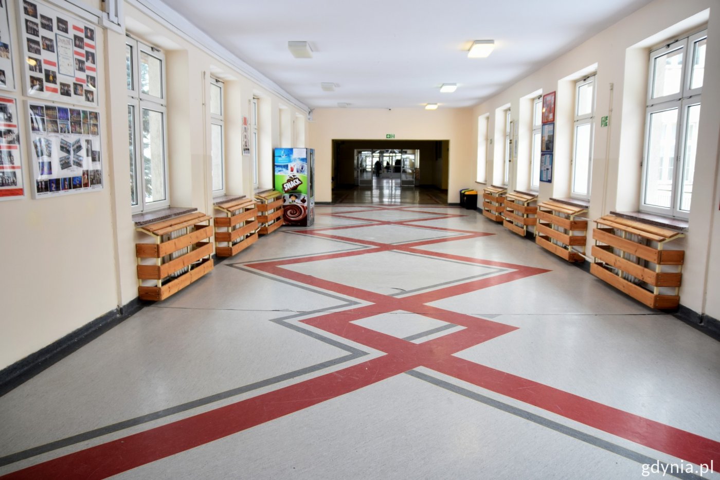 Widok na pusty korytarz szkolny w SP nr 47 w Gdyni. Fot. Paweł Kukla