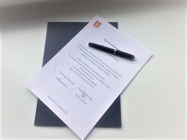 Najzdolniejsi absolwenci otrzymują list i grawerowane pióro // fot. Wydział Edukacji