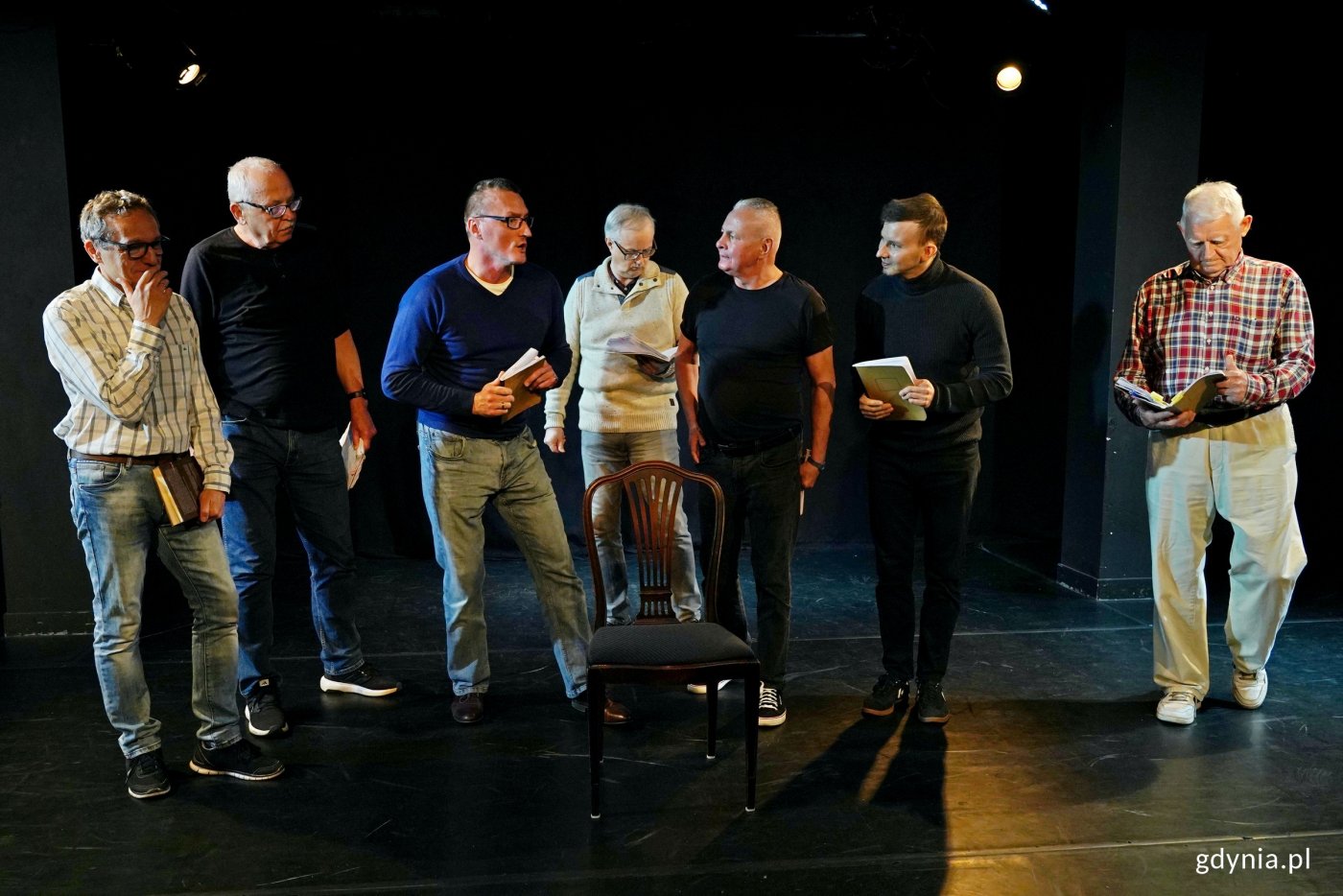 „Gdyńscy GenTELLmani” to nowy spektakl Teatru Gdynia Główna, w którym w większości grają amatorzy (fot. Magdalena Czernek)