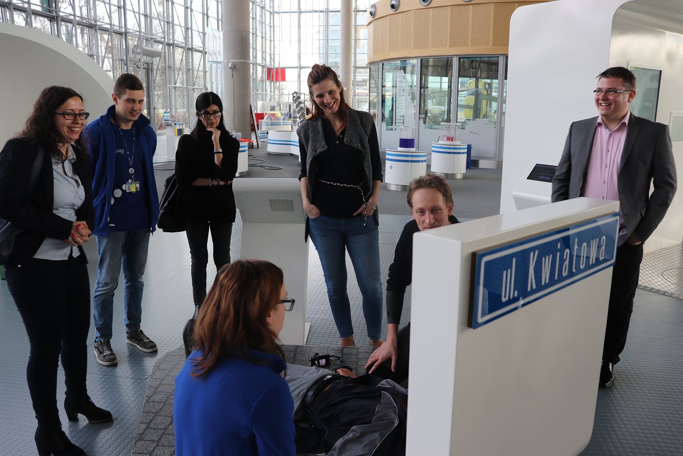 Na zdjęciu widać edukatorów i nauczycieli z centrów nauki na wystawie w Centrum Nauki Experyment.