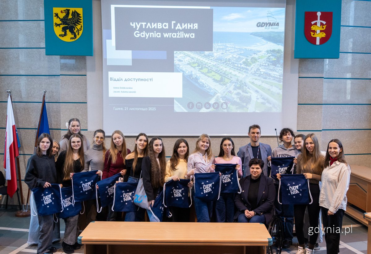 Studentki z Ukrainy oraz Anna Dobkowska i Jacek Adamczewski z Wydziału Dostępności Urzędu Miasta podczas spotkania w Urzędzie Miasta w Gdyni (fot. Michał Sałata)