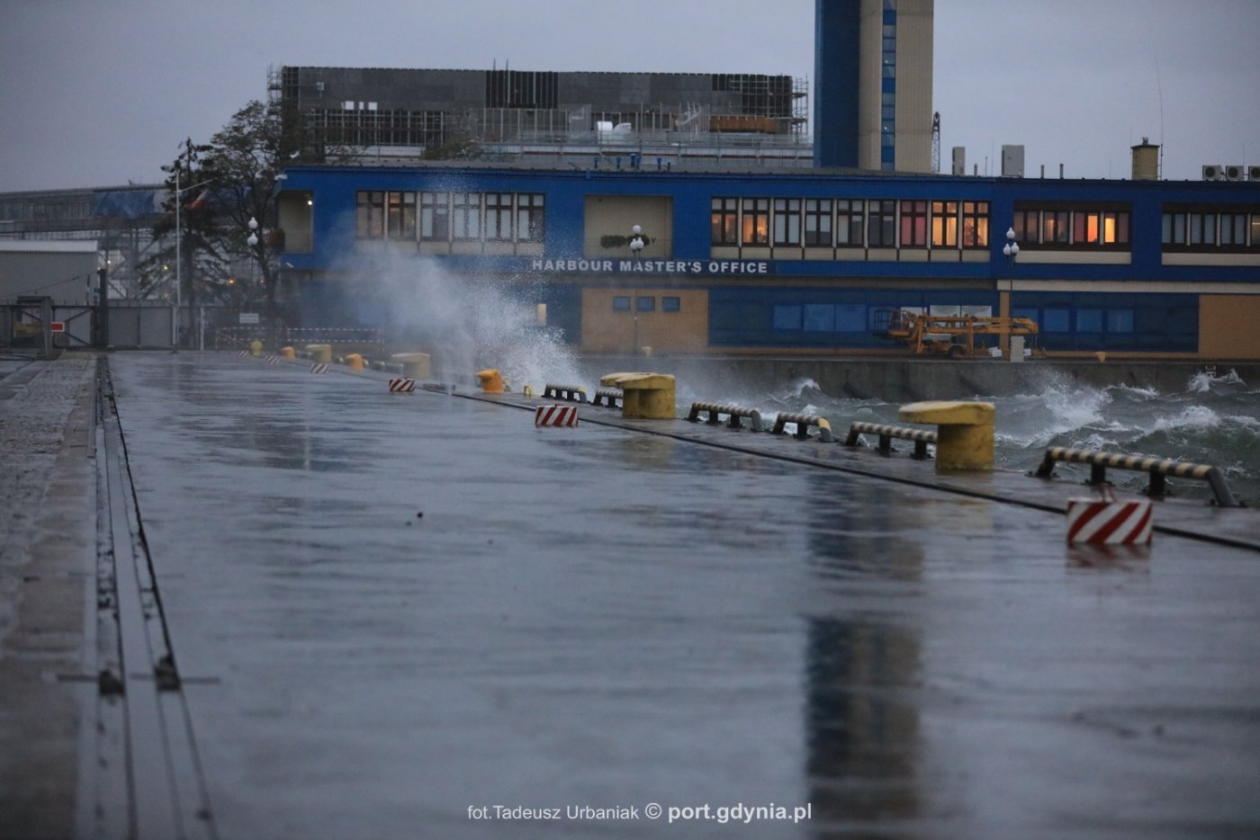 Wysoka fala na Nabrzeżu Pilotowym w Gdyni // fot. Tadeusz Urbaniak
