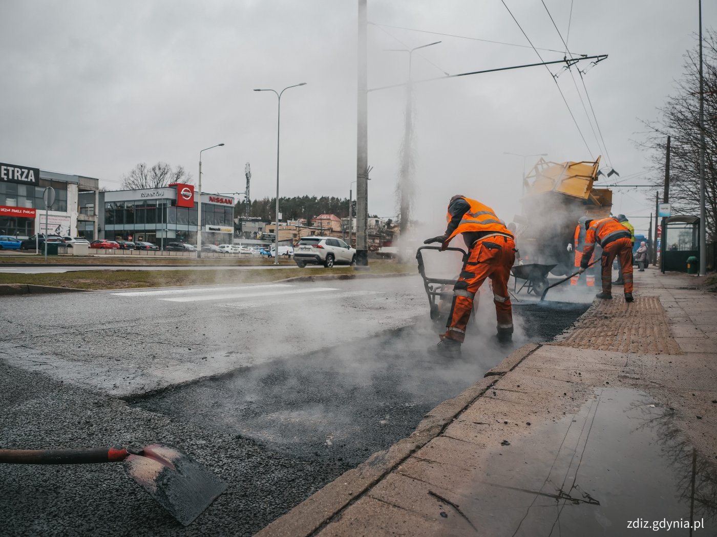 trwające roboty drogowe, widoczna naprawa nawierzchni, trwające prace