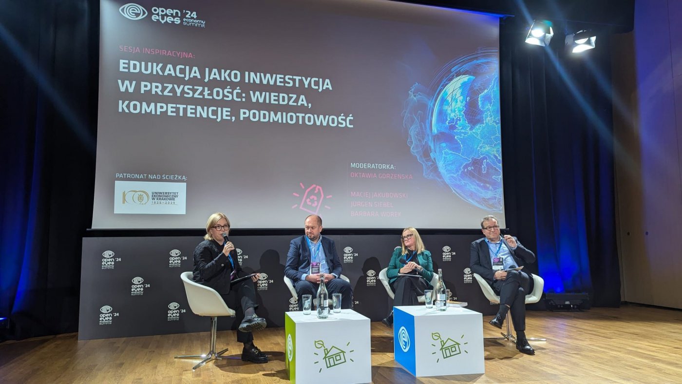 Panel „Edukacja jako inwestycja w przyszłość: wiedza, kompetencje, podmiotowość”. Na zdj. (od lewej): wiceprezydentka Gdyni Oktawia Gorzeńska, dr Maciej Jakubowski, dyrektor Instytutu Badań Edukacyjnych, prof. Barbara Worek z Uniwersytetu Jagiellońskiego i Jürgen Siebel, executive director of European Centre for the Development of Vocational Training (mat. prasowe)