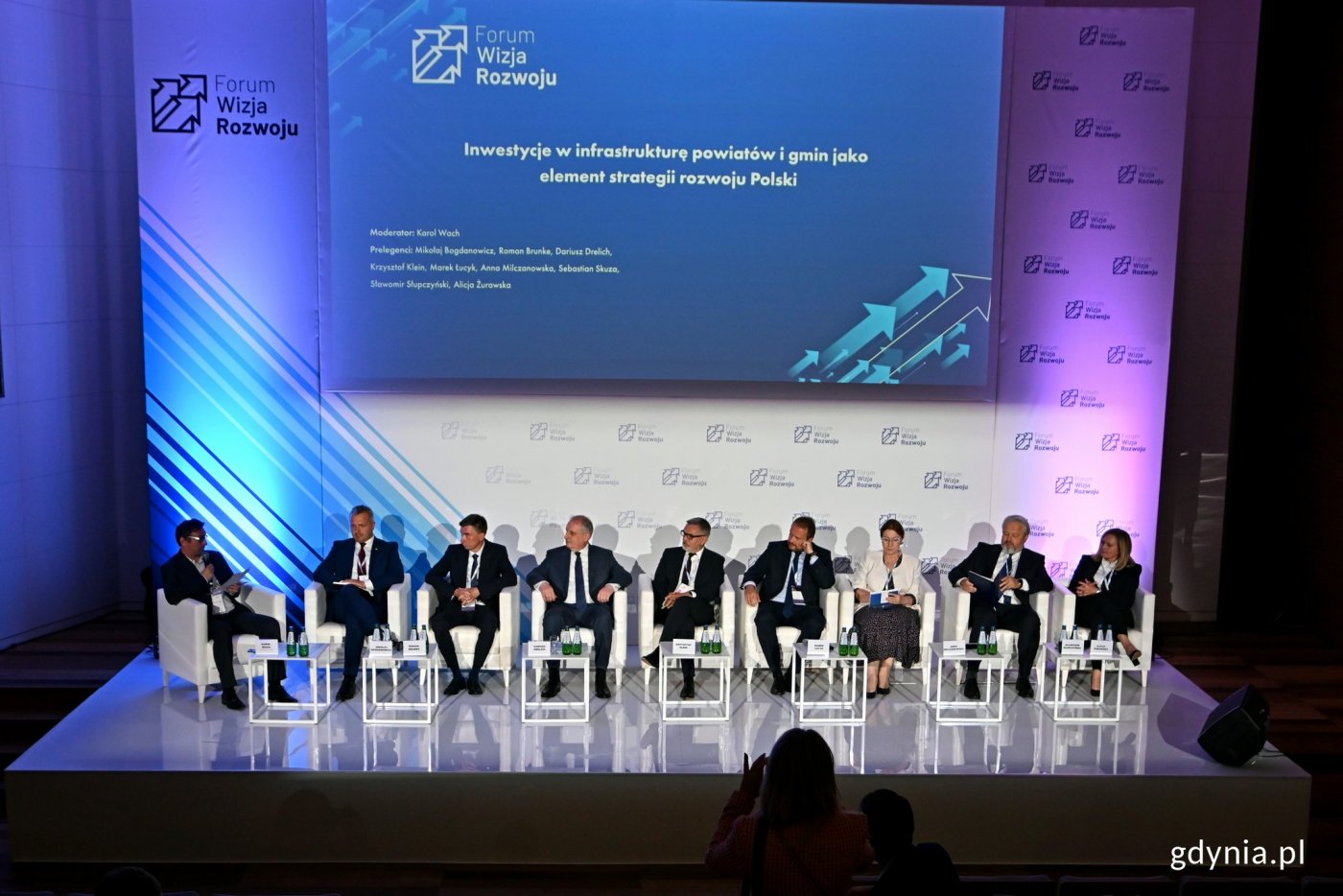 Uczestnicy panelu „Inwestycje w infrastrukturę powiatów i gmin jako element strategii rozwoju Polski”. Od lewej: Karol Wach – zastępca redaktora naczelnego portalu TransInfo.pl, Mikołaj Bogdanowicz – wojewoda kujawsko-pomorski, Roman Brunke – wójt Karsina, Dariusz Drelich – wojewoda pomorski, Krzysztof Klein – kierownik projektu w Lotos Asfalt, Marek Łucyk – wiceprezydent Gdyni, Anna Milczanowska – posłanka i zastępca przewodniczącego w Komisji Infrastruktury oraz Komisji Sprawiedliwości i Praw Człowieka, Sławomir Słupczyński – wójt Ryjewa oraz Alicja Żurawska – starosta kościerski // fot. Magdalena Czernek