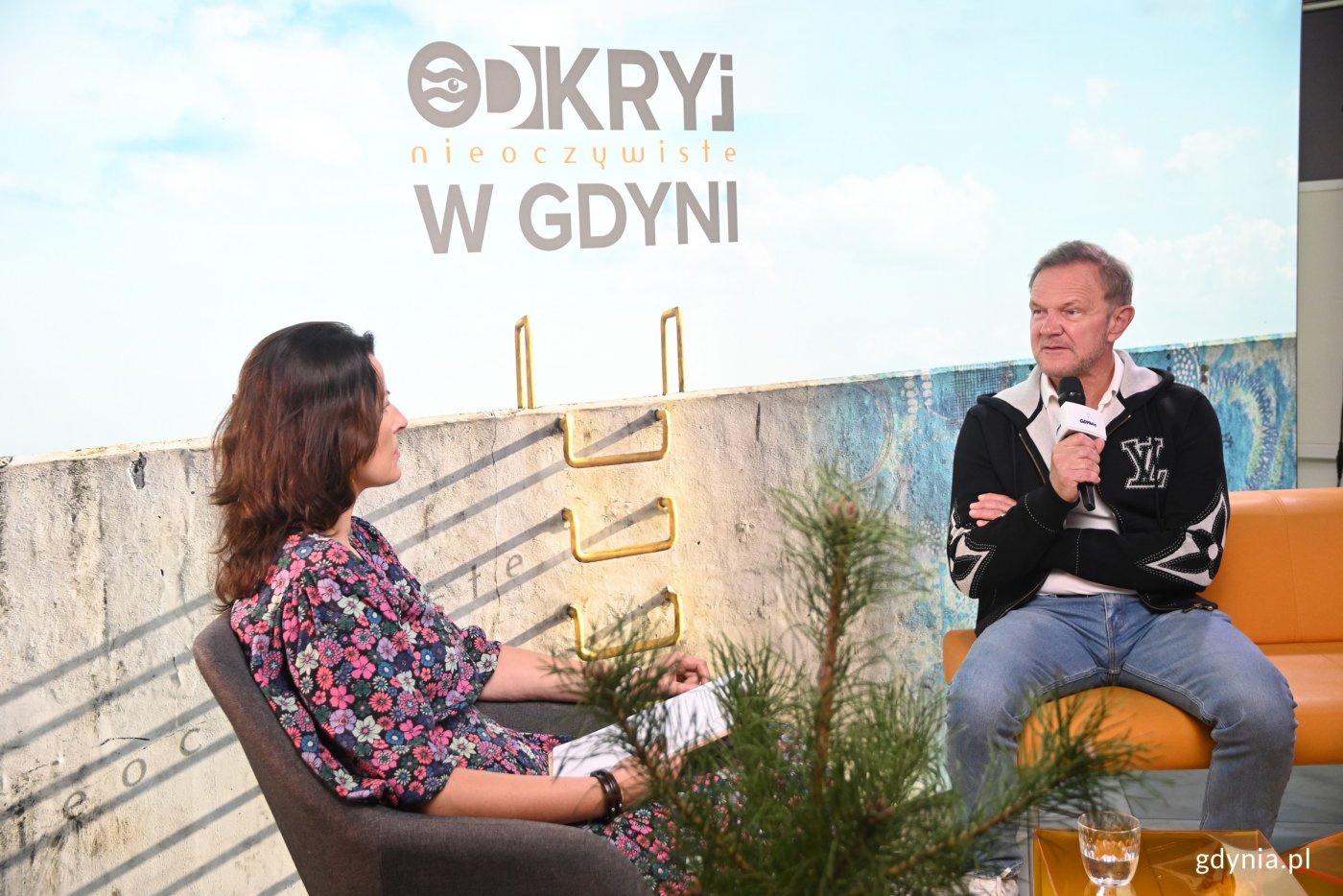 Od prawej: Cezary Pazura – aktor, odtwórca roli Polaka w filmie „Ludzie” i prowadząca rozmowę Magdalena Śliżewska z portalu gdynia.pl (fot. Dominika Sobiech)