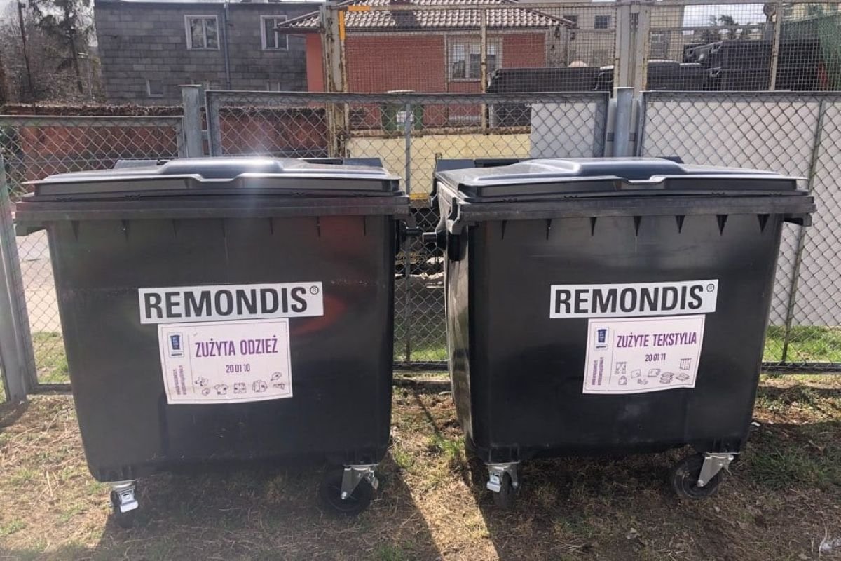 Pojemniki na zużyte i zniszczone tekstylia, PZON przy ul. Żeliwnej 3 w Gdyni (fot. Wydział Środowiska Urzędu Miasta Gdyni) 