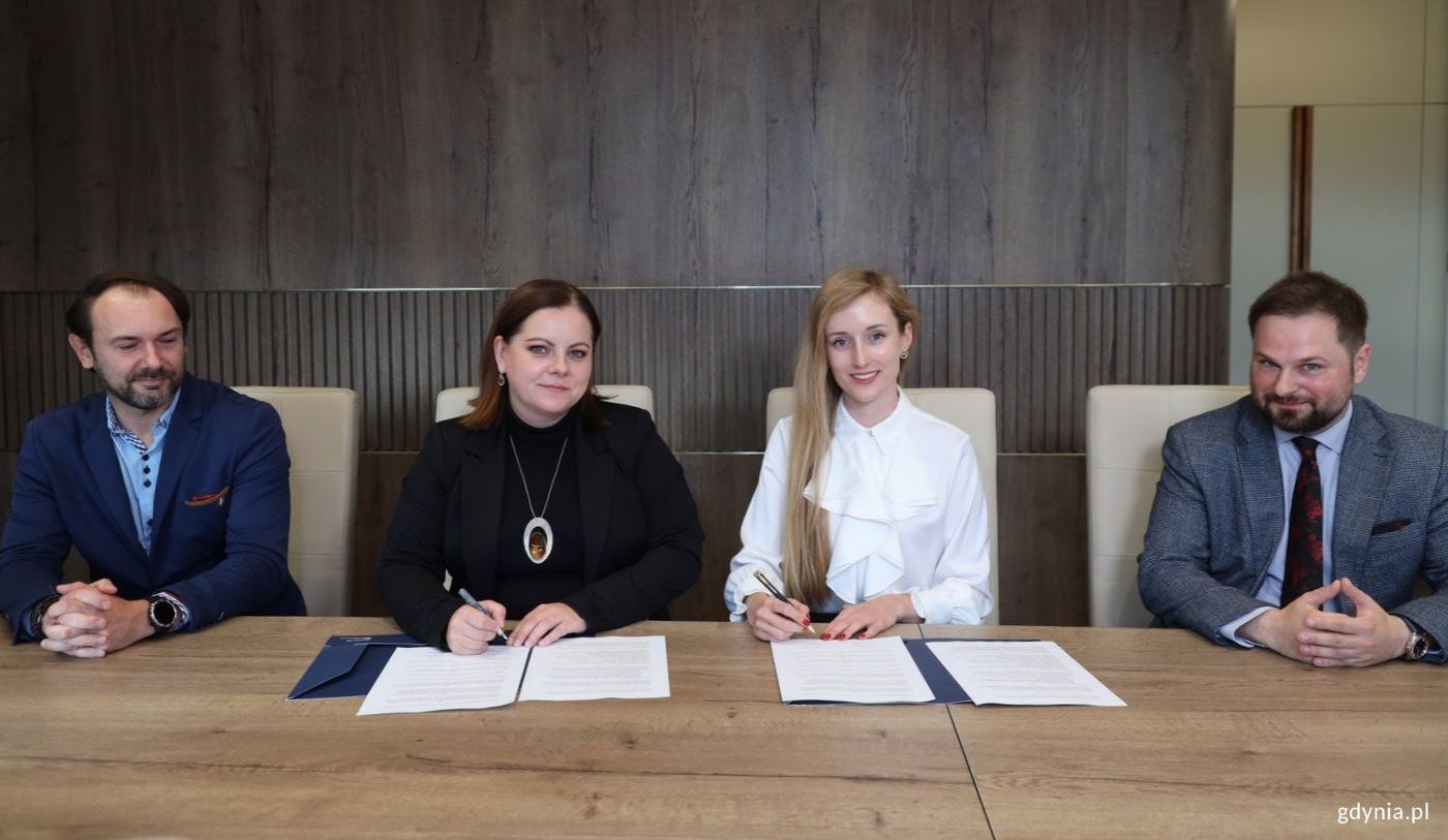 Na zdjęciu (od lewej): zastępca naczelnika w Gdyńskim Centrum Kontaktu Michał Kowalski, prezydent Gdyni Aleksandra Kosiorek, radca prawna Aquapark Reda Aleksandra Połczyńska, pełnomocnik zarządu Aquapark Reda Łukasz Tamkum (fot. Magdalena Starnawska)