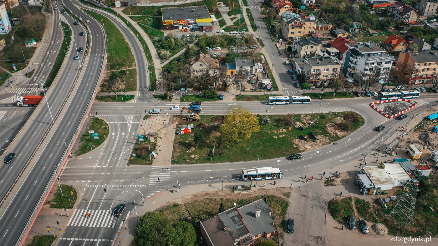 widok z góry na skrzyżowanie, widoczny ruch uliczny, skrzyżowanie dróg