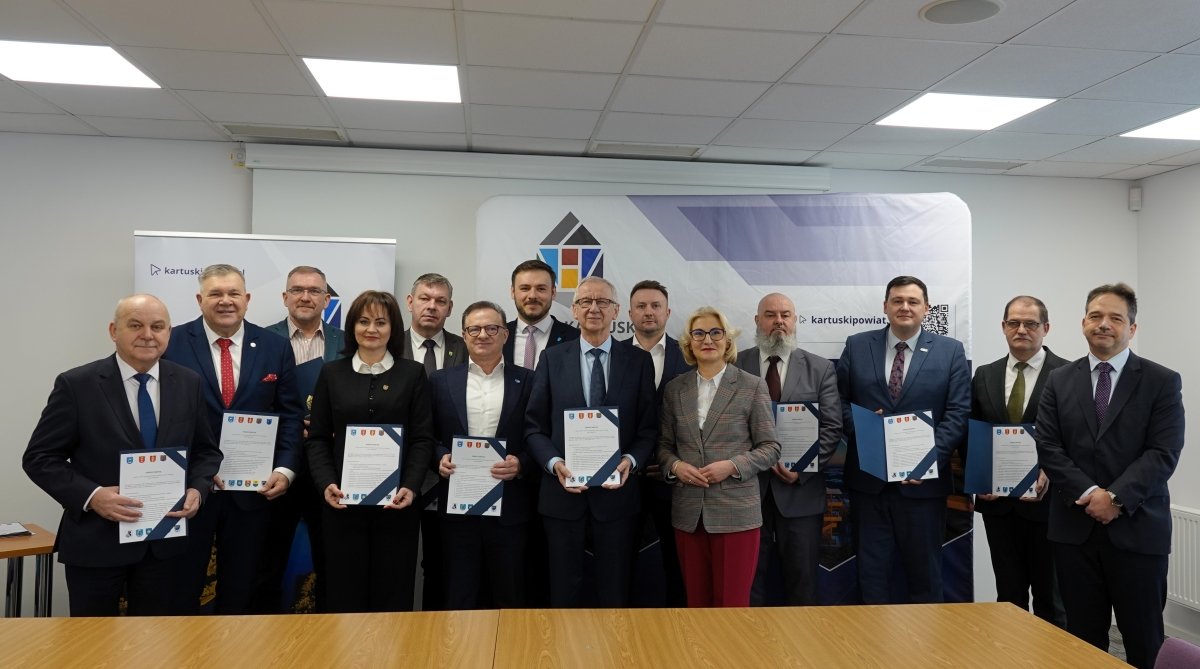 Przedstawiciele jedenastu samorządów, w tym Gdyni i Gdańska, podpisali w Kartuzach porozumienie o zamiarze utworzenia Kartuskiego Związku Powiatowo-Gminnego. W wydarzeniu uczestniczyli m.in. sekretarz miasta Gdyni i dyrektor generalny Urzędu Miasta Gdyni Łukasz Kobus (trzeci z prawej) oraz dyrektor ZKM w Gdyni Hubert Kołodziejski (pierwszy z prawej) (mat. prasowe ZKM Gdynia) 
