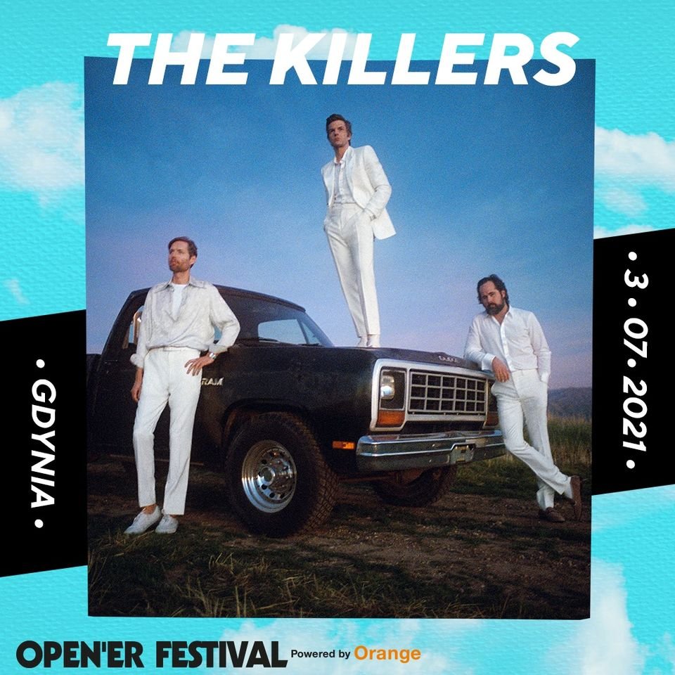 Grafika przedstawia zdjęcie zespołu The Killers. Trzech mężczyzn w białych garniturach stojących przy czarnym samochodzie, przy czym jeden z nich stoi na jego dachu. Zdjęcie obramowane jest błękitną obwódką z białym napisem 
