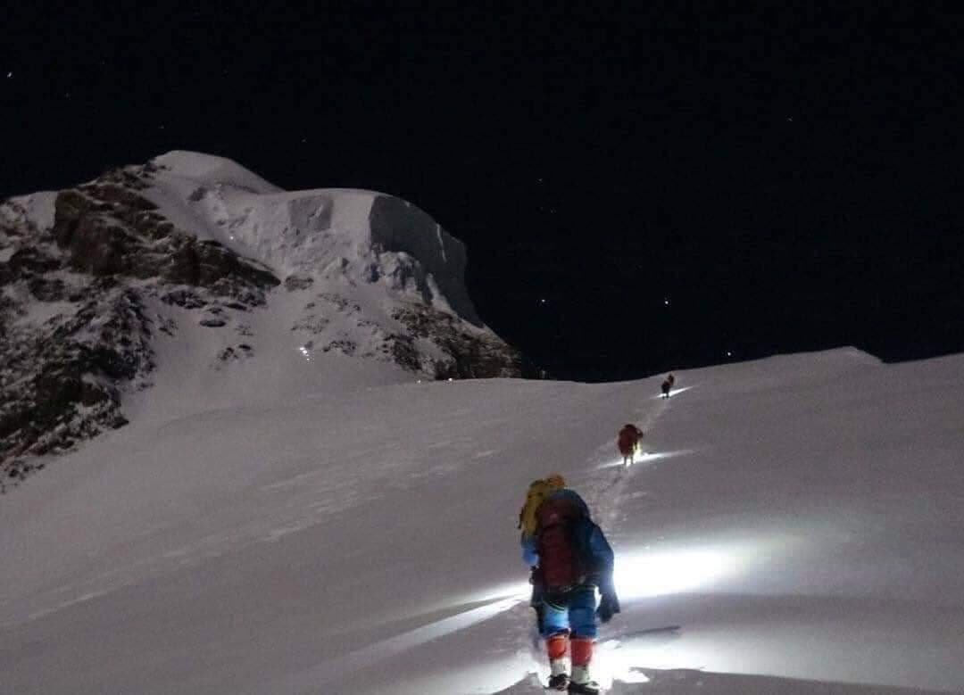 Atak szczytowy Moniki Witkowskiej na K2 ostatniej nocy. Fot. uczestnik wyprawy / źródło: www.facebook.com/monikawitkowska.travel/