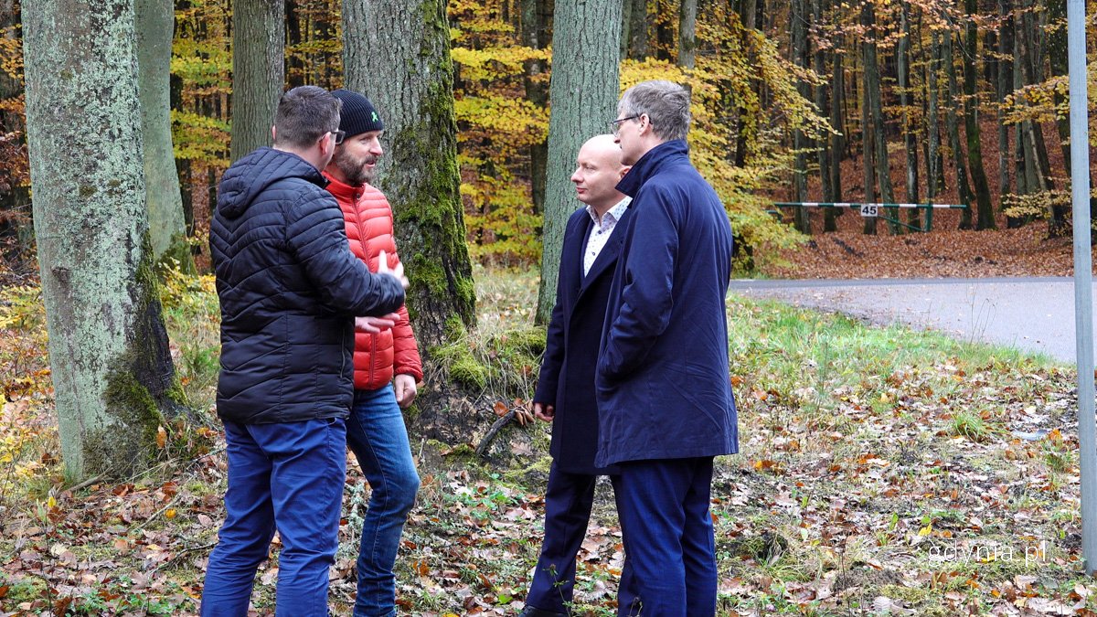 Na miejscu wiceprezydent Gdyni, Rafał Geremek, dyrektor zarządzający ds. inwestycji Urzędu Miasta Gdyni Tomasz Gałązka, prezes Eko Doliny Damian Kleina oraz przedstawiciel Rady Sołectwa Łężyce Jacek Czajkowski, rozmawiali o najlepszym rozwiązaniu dla zwiększenia bezpieczeństwa na skrzyżowaniu (fot. Michała Sałata)