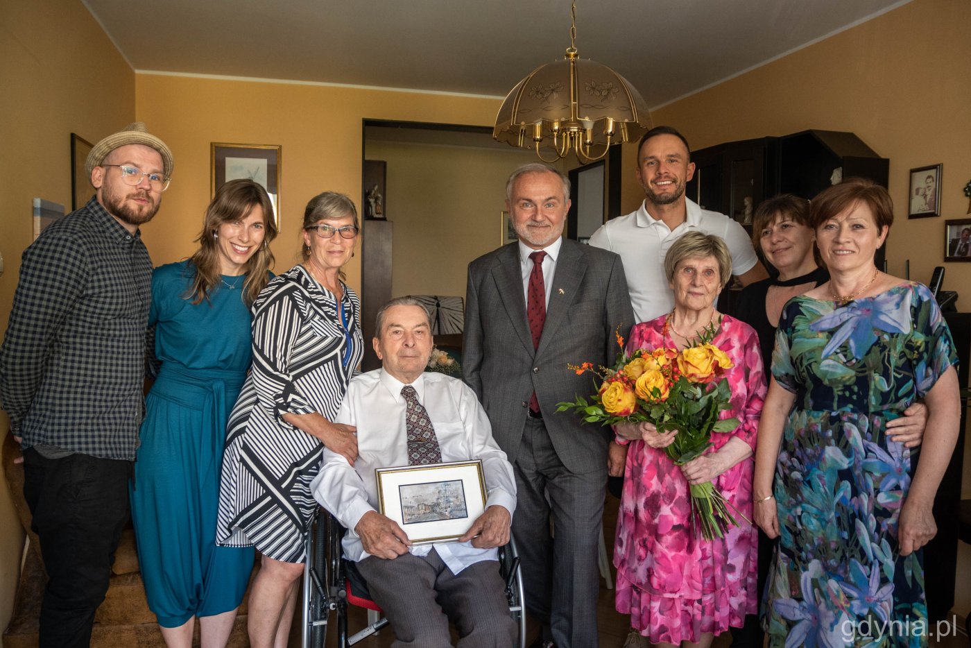Na zdjęciu państwo Wanda i Kazimierz Krzyżak wraz z rodziną w towarzystwie prezydenta Gdyni - Wojciecha Szczurka // fot. Paweł Kukla