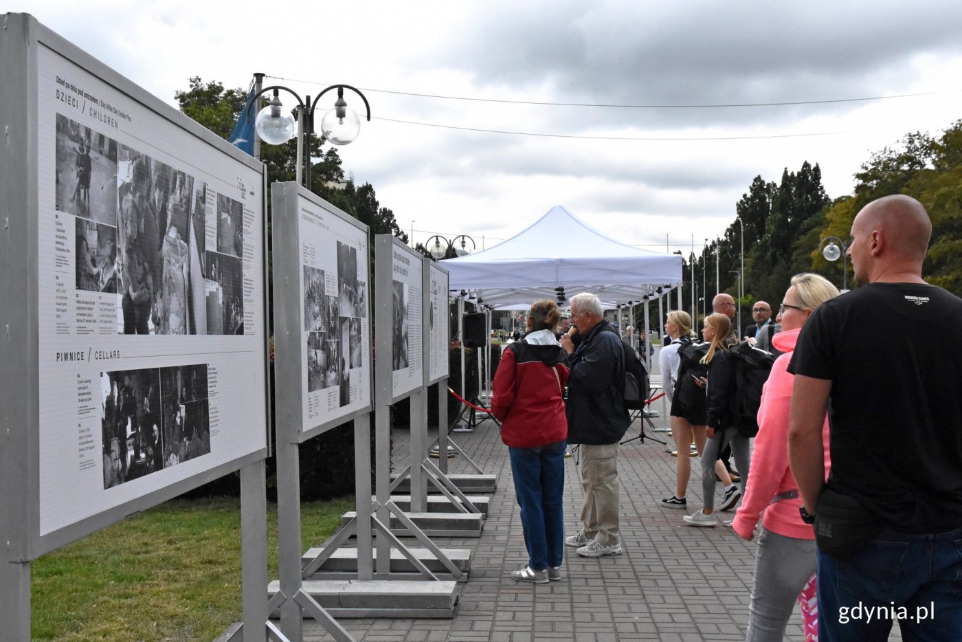 Na skwerze Kościuszki można oglądać wystawę „75 zdjęć „Joachima” na 75. rocznicę Powstania Warszawskiego” // fot. Magdalena Czernek