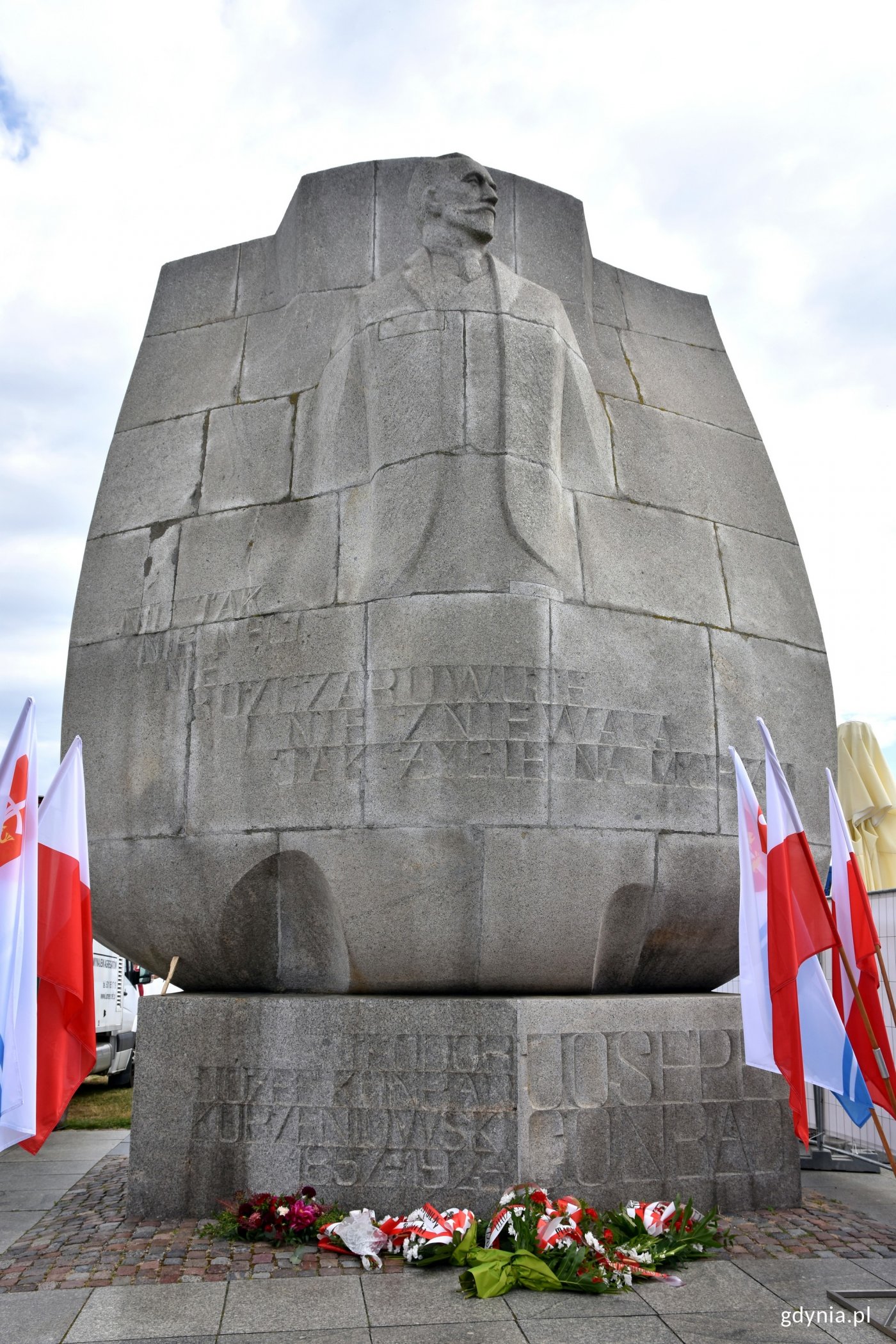 Gdyński pomnik Josepha Conrada ma kształt stylizowanego żagla z popiersiem pisarza// fot. Magdalena Czernek