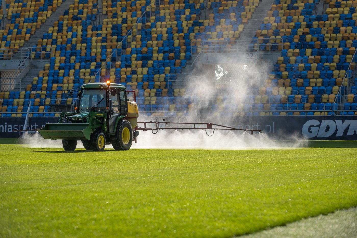 Miesięczny koszt ogrzewania murawy oscyluje między 80 a 100 tys. zł / fot. gdyniasport.pl