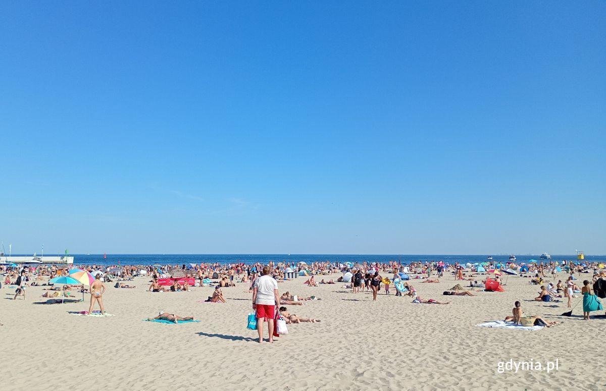 Plaża w Śródmieściu, tak jak i pozostałe trzy miejskie plaże w Gdyni, zapraszają do skorzystania z pięknej pogody (fot. Waldemar Ulanowski)