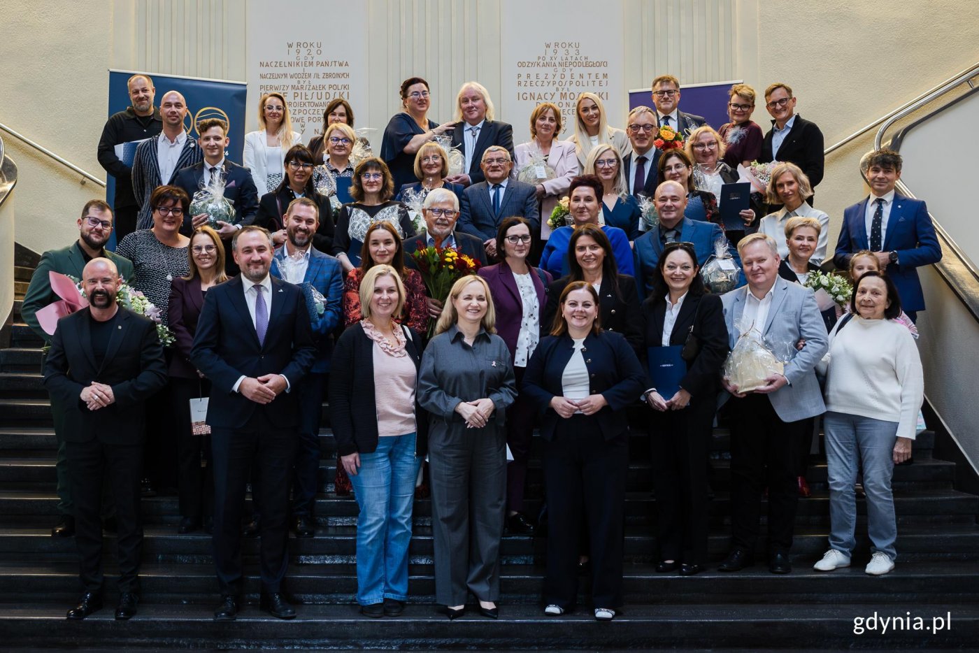 Laureaci Nagrody Prezydent Miasta Gdyni dla pracowników ochrony zdrowia wraz z ministrą zdrowia Jolantą Sobierańską-Grendą, prezydent Gdyni Aleksandrą Kosiorek, wiceprezydentem Tomaszem Augustyniakiem, Beatą Zastawną, przewodniczącą Rady Miasta, Mariolą Śrubarczyk-Cichowską, wiceprzewodniczącą Rady Miasta, Anną Szpajer, radną Gdynia, profesorem Maciejem Grzybkiem, dr. Piotrem Szafranem, przedstawicielem Okręgowej Izby Lekarskiej, Katarzyną Kretowicz, przewodniczącą OIPiP w Gdańsku, Anną Melki, dyrektor Gdyńskiego Centrum Zdrowia oraz członkami komisji opiniującej laureatów (fot. Karol Stańczak)