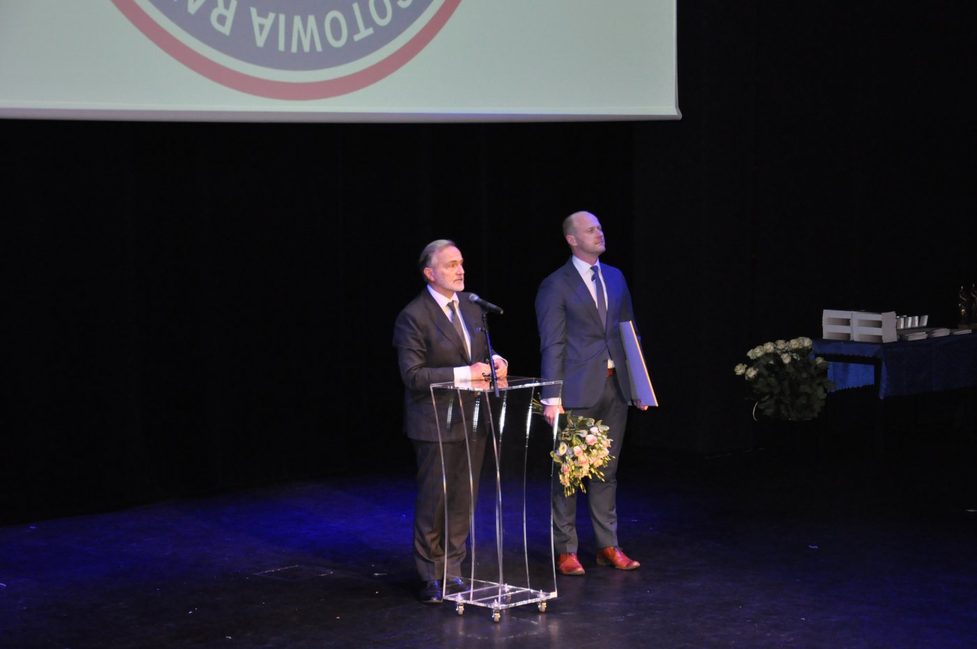 Gdyńscy ratownicy świętują. Prezydent Gdyni Wojciech Szczurek i wiceprezydent Bartosz Bartoszewicz podczas 90-lecia Miejskiej Stacji Pogotowia Ratunkowego