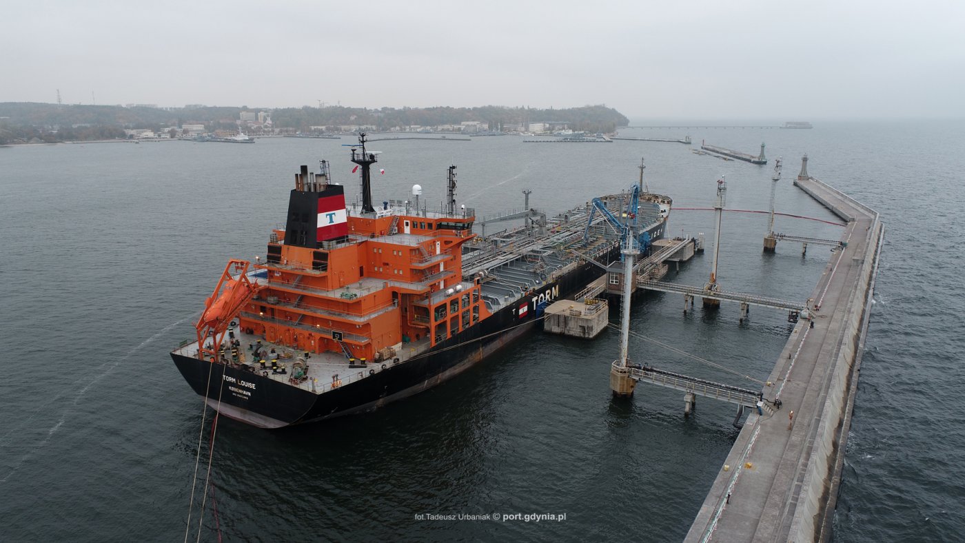 „Torm Louise” - największy zbiornikowiec, który w tym roku jest obsługiwany w Porcie Gdynia podczas przeładunku, fot. Tadeusz Urbaniak / www.port.gdynia.pl