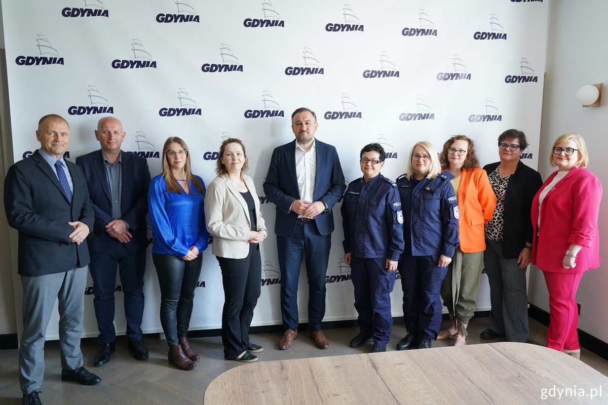 Na zdj. m.in.: Tomasz Augustyniak, dyrektor zarządzający ds. społecznych, Anna Melki, dyrektor GCZ, mł. insp. Beata Nienadowska, komendant Policji, Aleksandra Kuklińska, główny specjalista Gdyńskiego Centrum Zdrowia oraz pozostali uczestnicy projektu (fot. Magda Śliżewska)