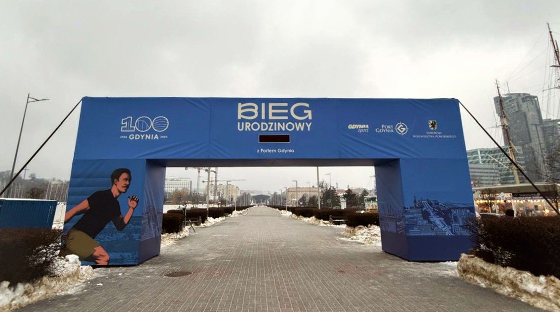 Brama Biegu Urodzinowego z Portem Gdynia będzie miejscem początku i zwieńczenia biegowych zmagań (fot. Gdyńskie Centrum Sportu)