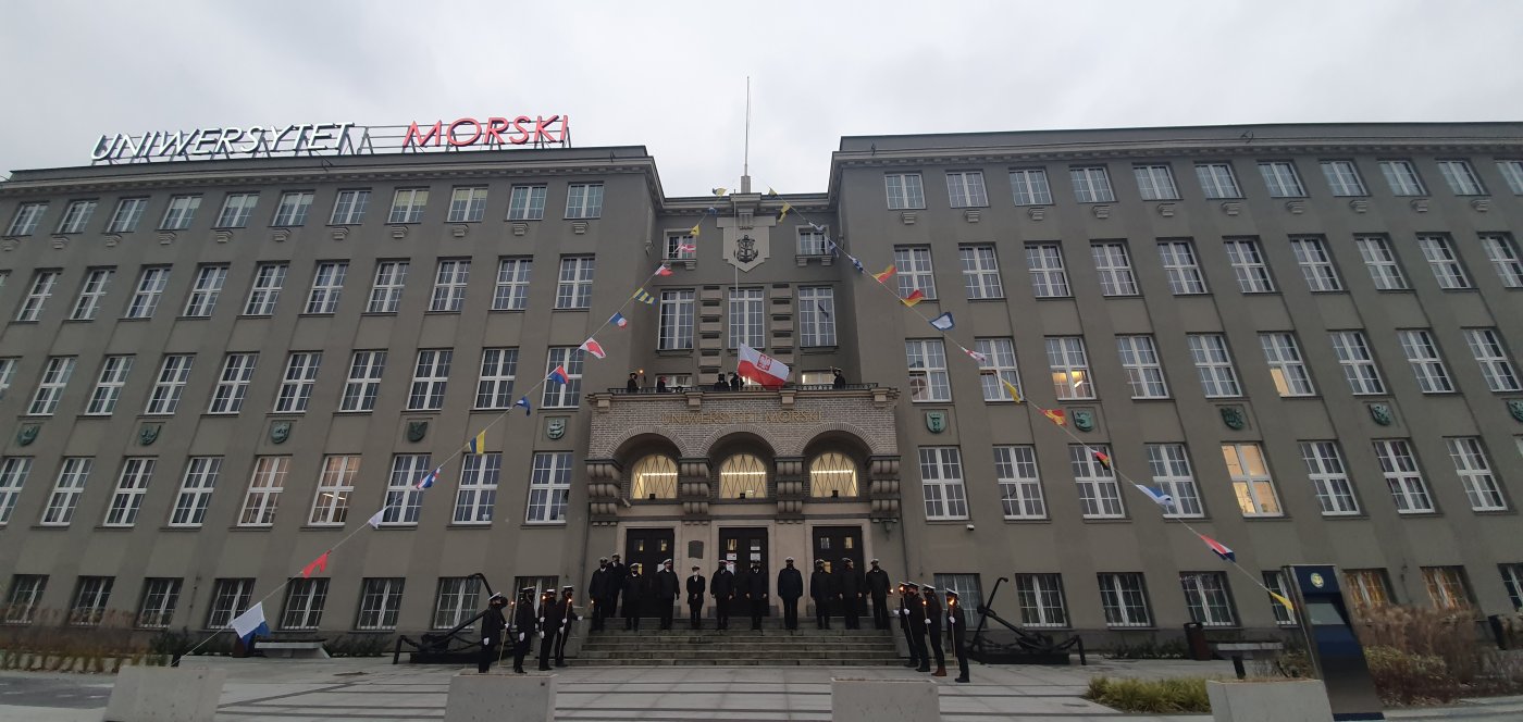 Uroczystość podniesienia bandery z okazji stulecia Uniwersytetu Morskiego w Gdyni // fot. Uniwersytet Morski w Gdyni