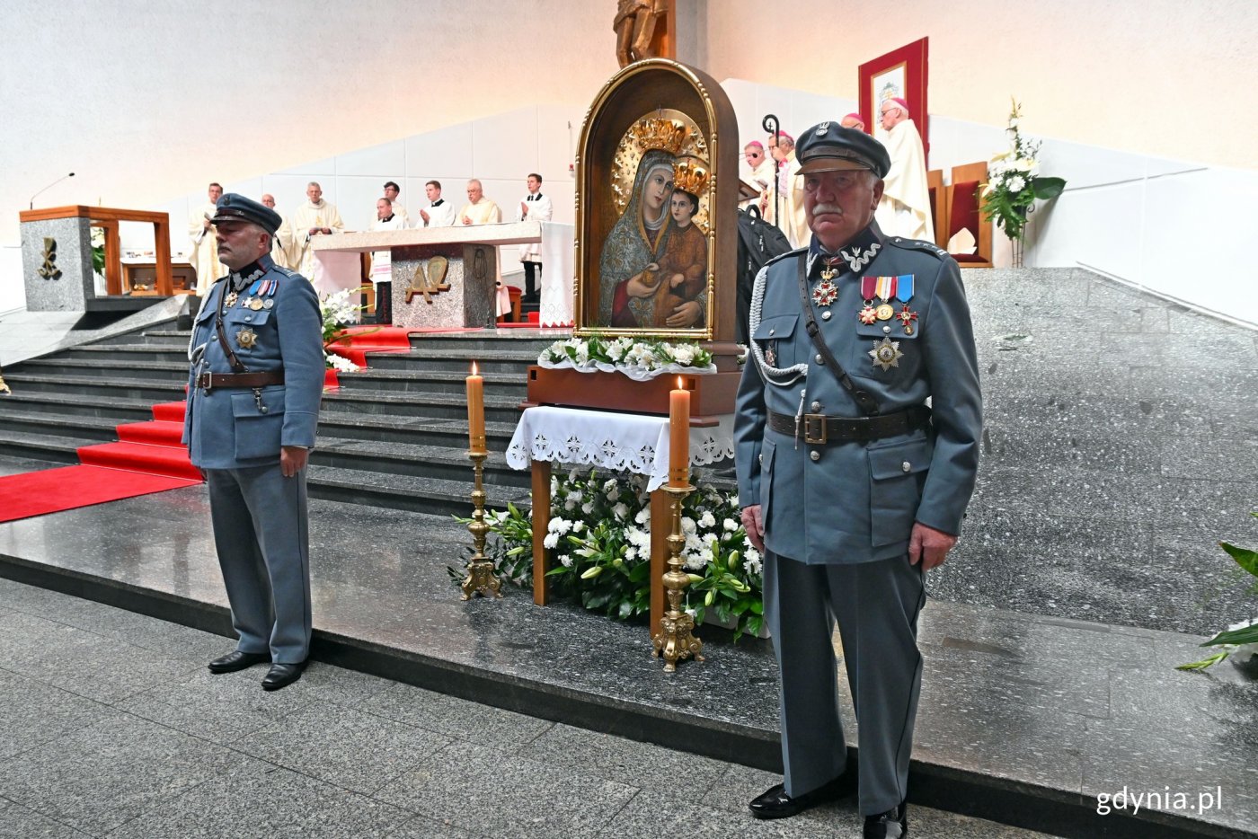 Posterunek honorowy przy obrazie Matki Bożej Pocieszenia podczas mszy św. w sanktuarium Miłosierdzia Bożego // fot. Magdalena Czernek 