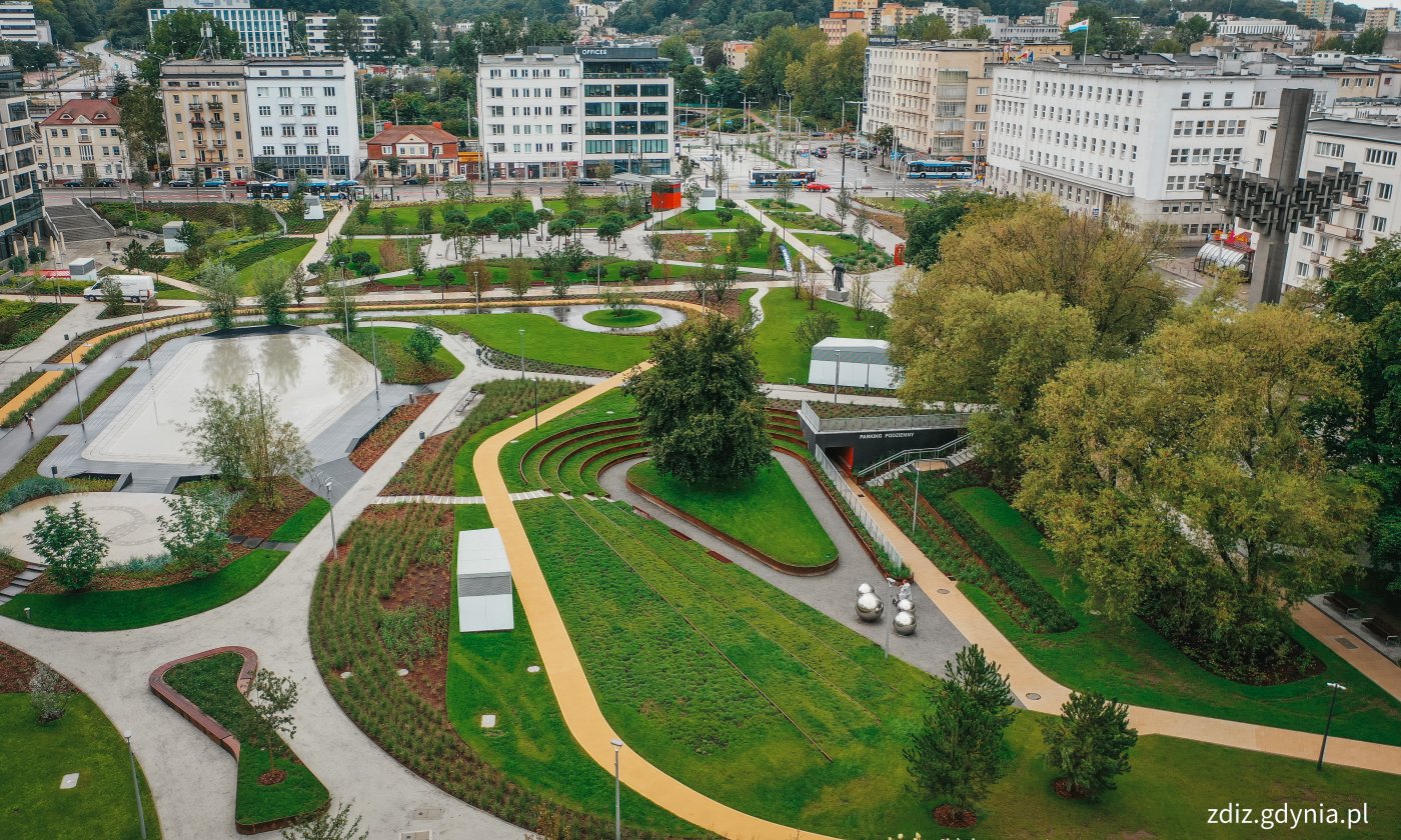 widok z góry na park centralny, widoczne ścieżki, zieleń, napis parking podziemny