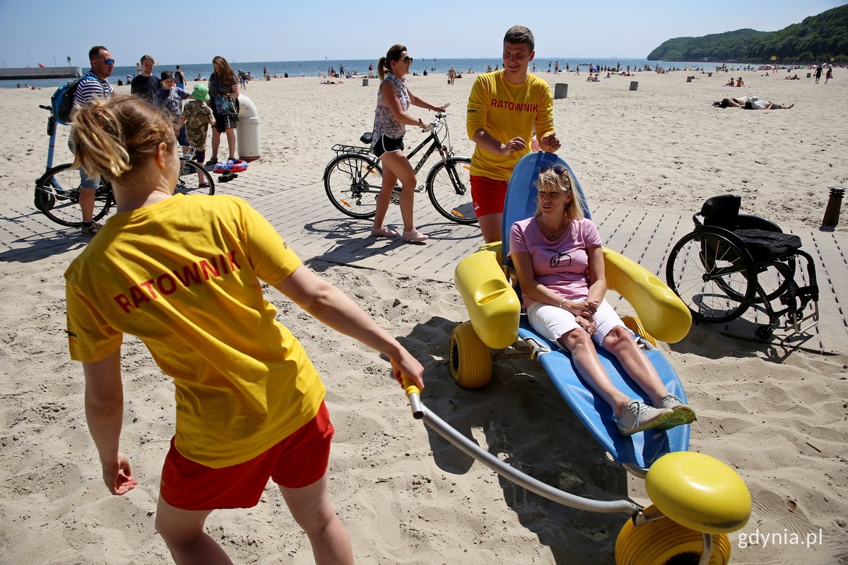 Magdalena Biegańska, kierownik Referatu ds. Osób z Niepełnosprawnością  i gdyńscy ratownicy w czasie szkolenia na plaży Śródmieście // fot. Przemysław Kozłowski