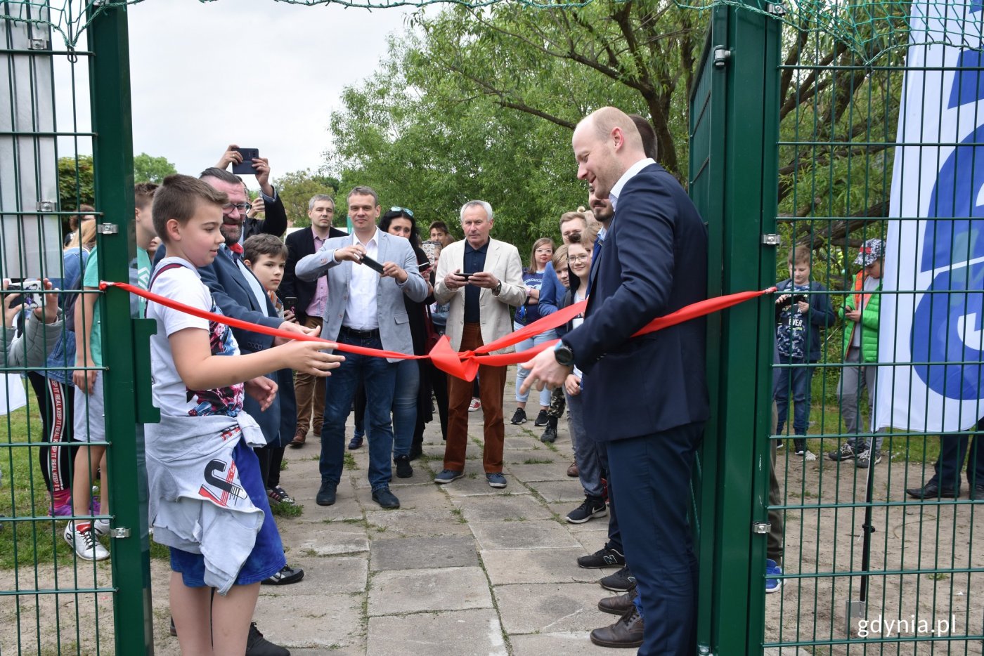 Nowe boisko piłkarskie przy Szkole Podstawowej nr 31 w Gdyni Cisowej otworzył m.in. wiceprezydent Gdyni Bartosz Bartoszewicz // fot. Magdalena Czernek