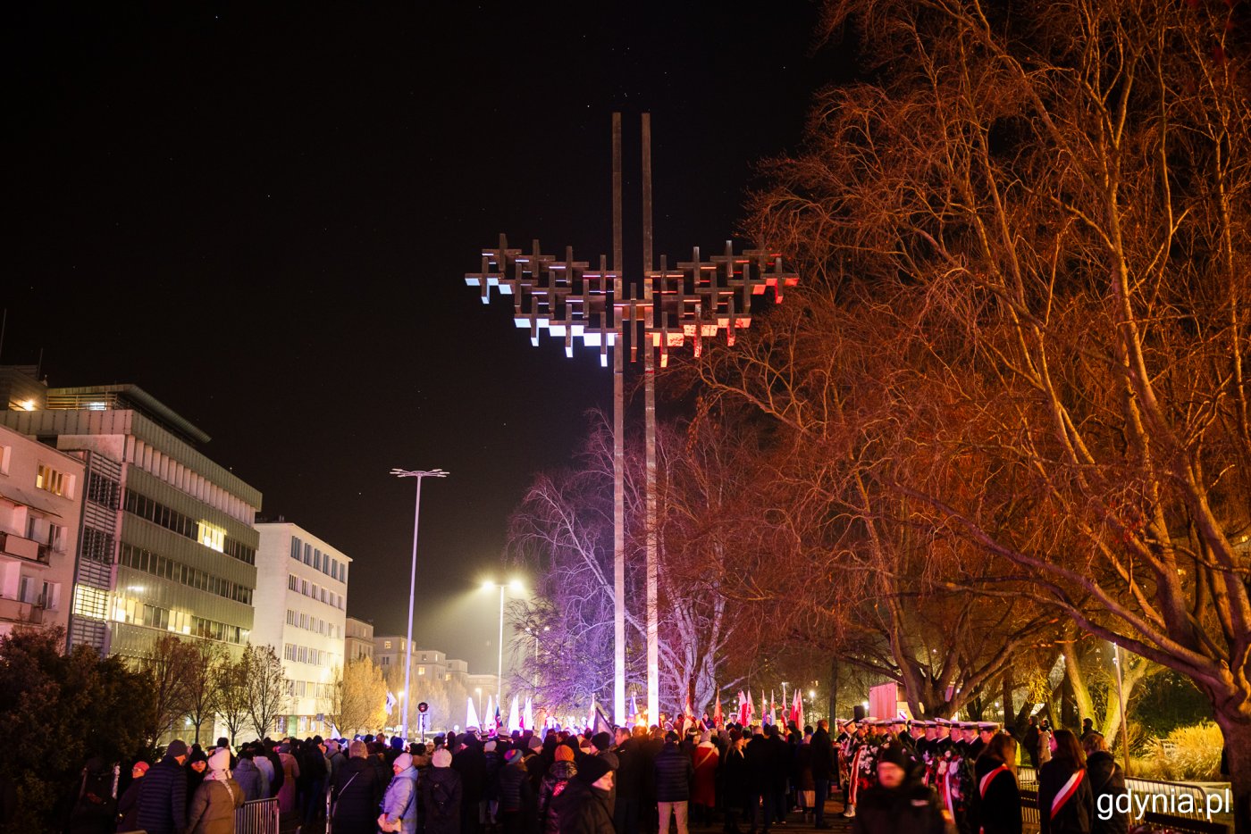 Uroczystości popołudniowe odbyły się pod pomnikiem Ofiar Grudnia ’70 przy al. Marszałka Józefa Piłsudskiego (fot. Karol Stańczak)