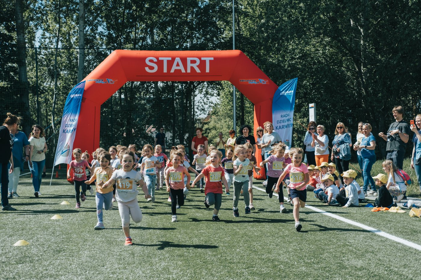 Biegnące dzieci i napis start