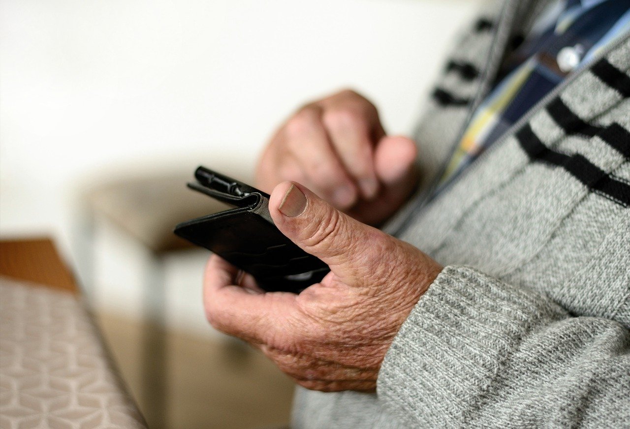 Do seniorów znów zaczęli dzwonić oszuści. Podają się za członków rodziny, którzy wpadli w kłopoty z prawem i dzwonią późnym wieczorem, zdj. ilustracyjne