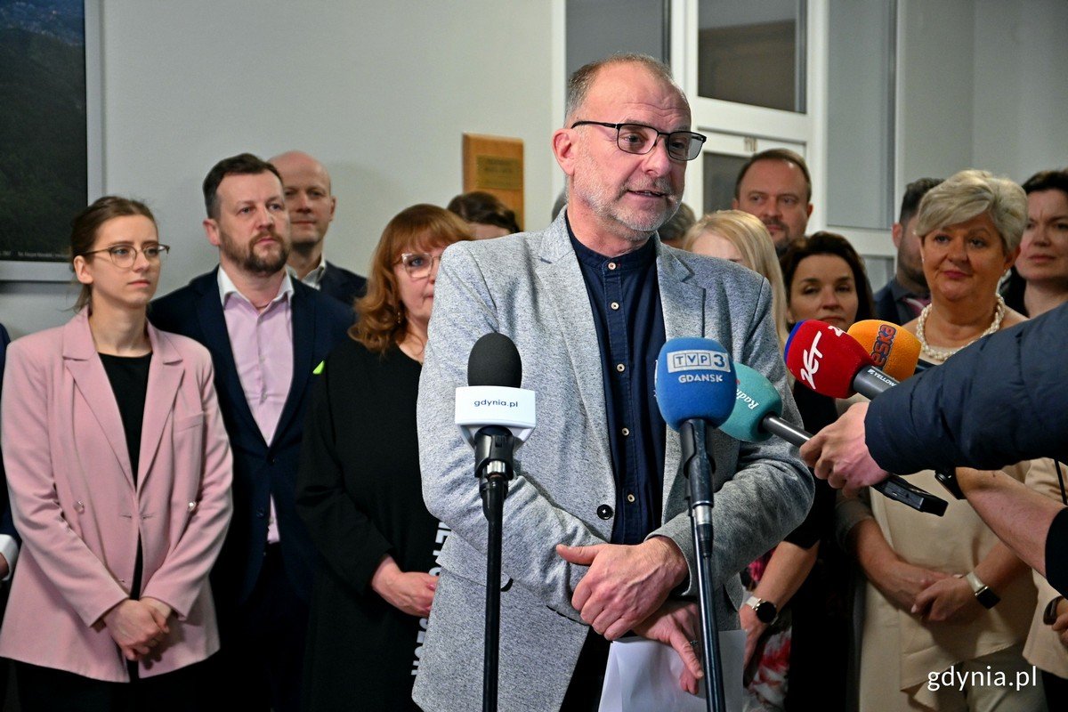 Wiceprezydent Gdyni Michał Guć wraz z pozostałymi wiceprezydentami oraz radnymi podczas briefingu prasowego na temat środków ZIT dla Gdyni (fot. Magdalena Czernek)