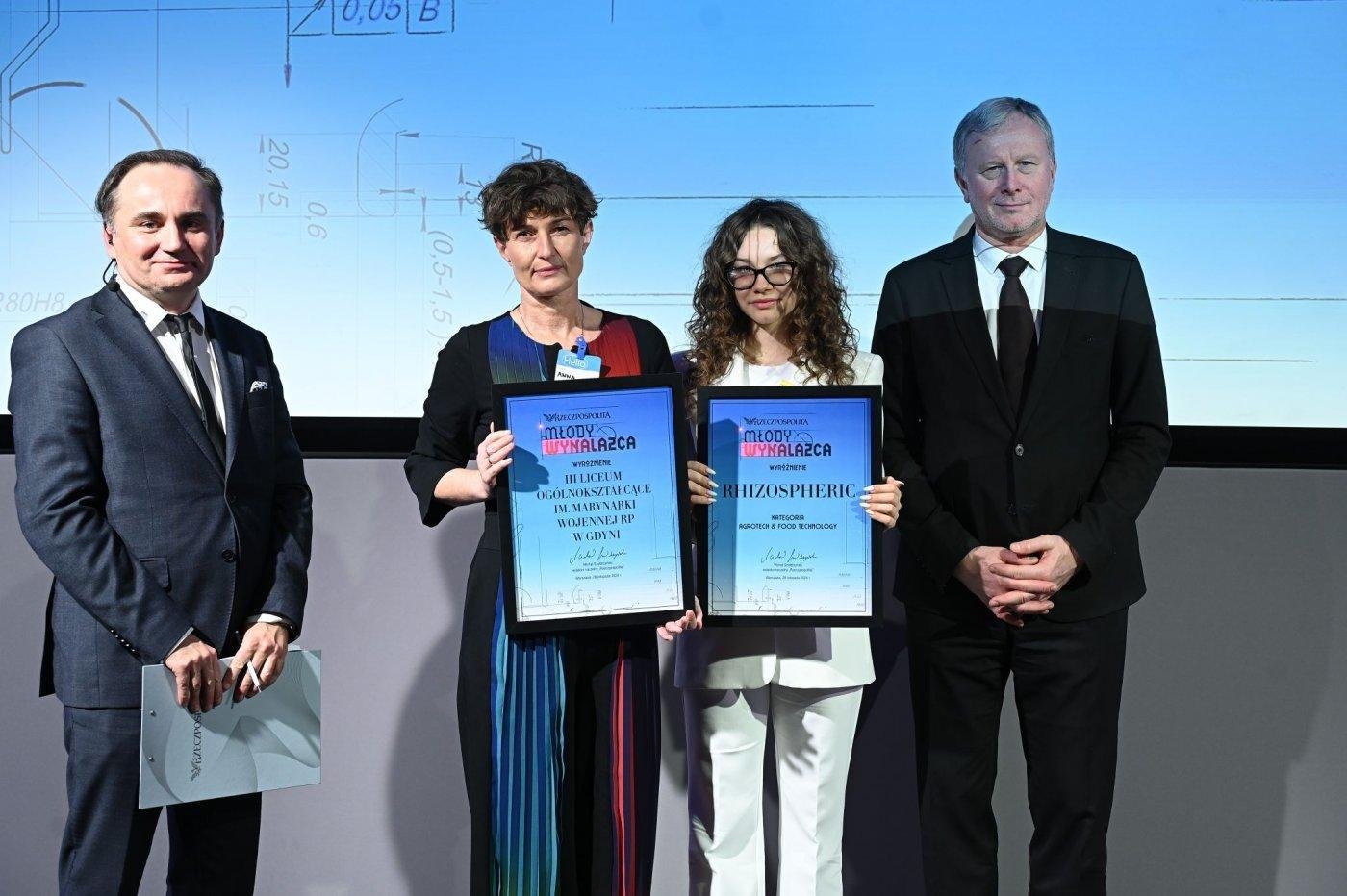 Kornelia Wieczorek i jej opiekun naukowy Anna Rzepa (fot. Cezary Piwowarski, gazeta Rzeczpospolita)