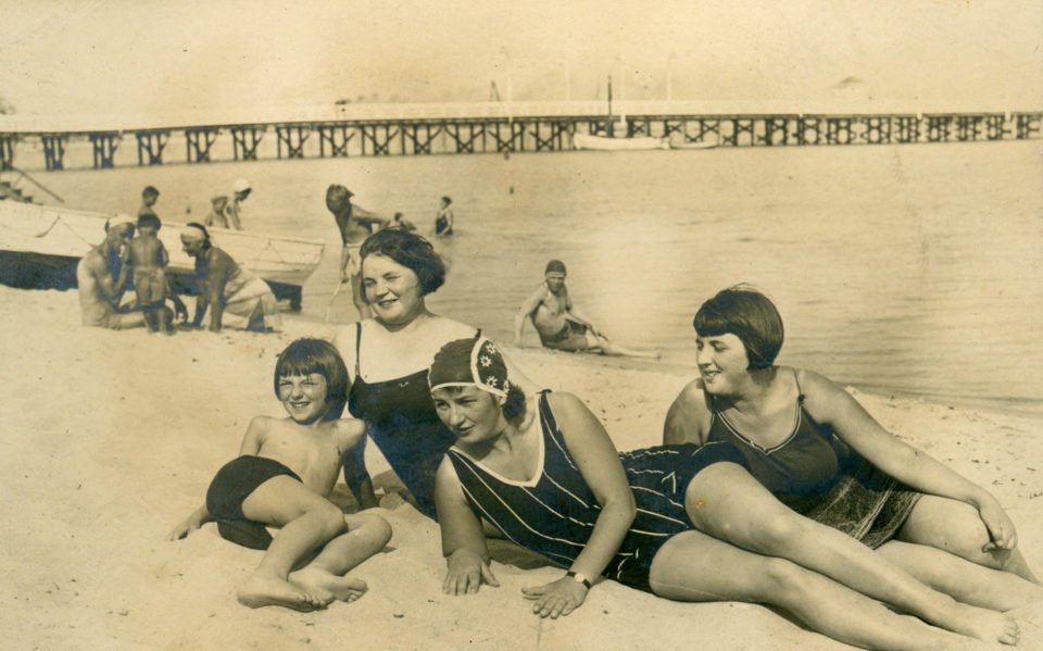 Gdyńscy plażowicze w Orłowie, lata 1930-1934 (fot. z archiwum cyfrowego „Gdynia w sieci” Muzeum Miasta Gdyni)