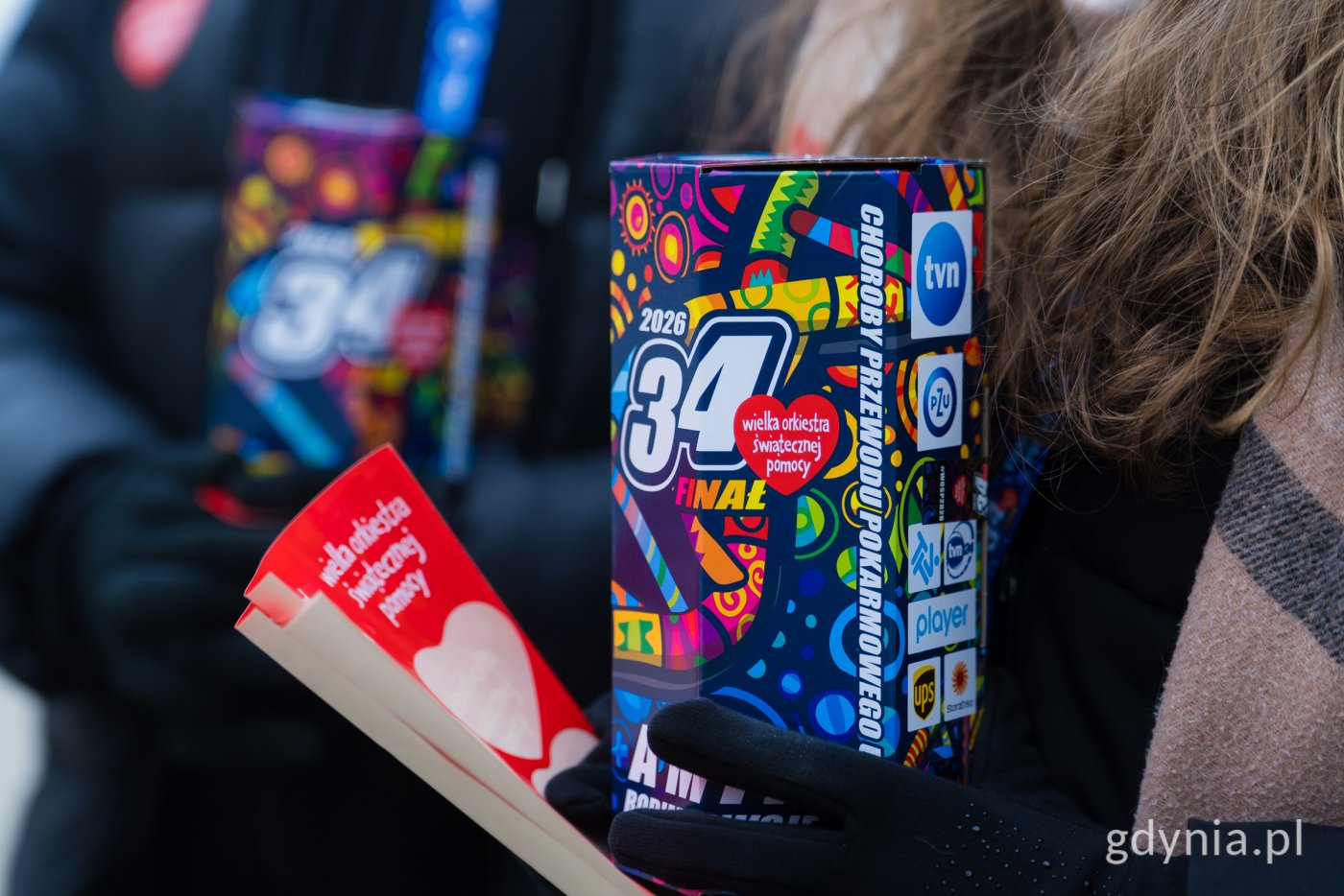 Wolontariusze z puszkami Wielkiej Orkiestry Świątecznej Pomocy kwestują w całym mieście (fot. Paweł Budziński)