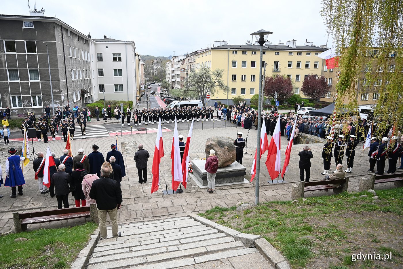Plac przy pomniku Konstytucji 3 Maja. Widoczni marynarze, mieszkańcy i oficjele dookoła pomnika