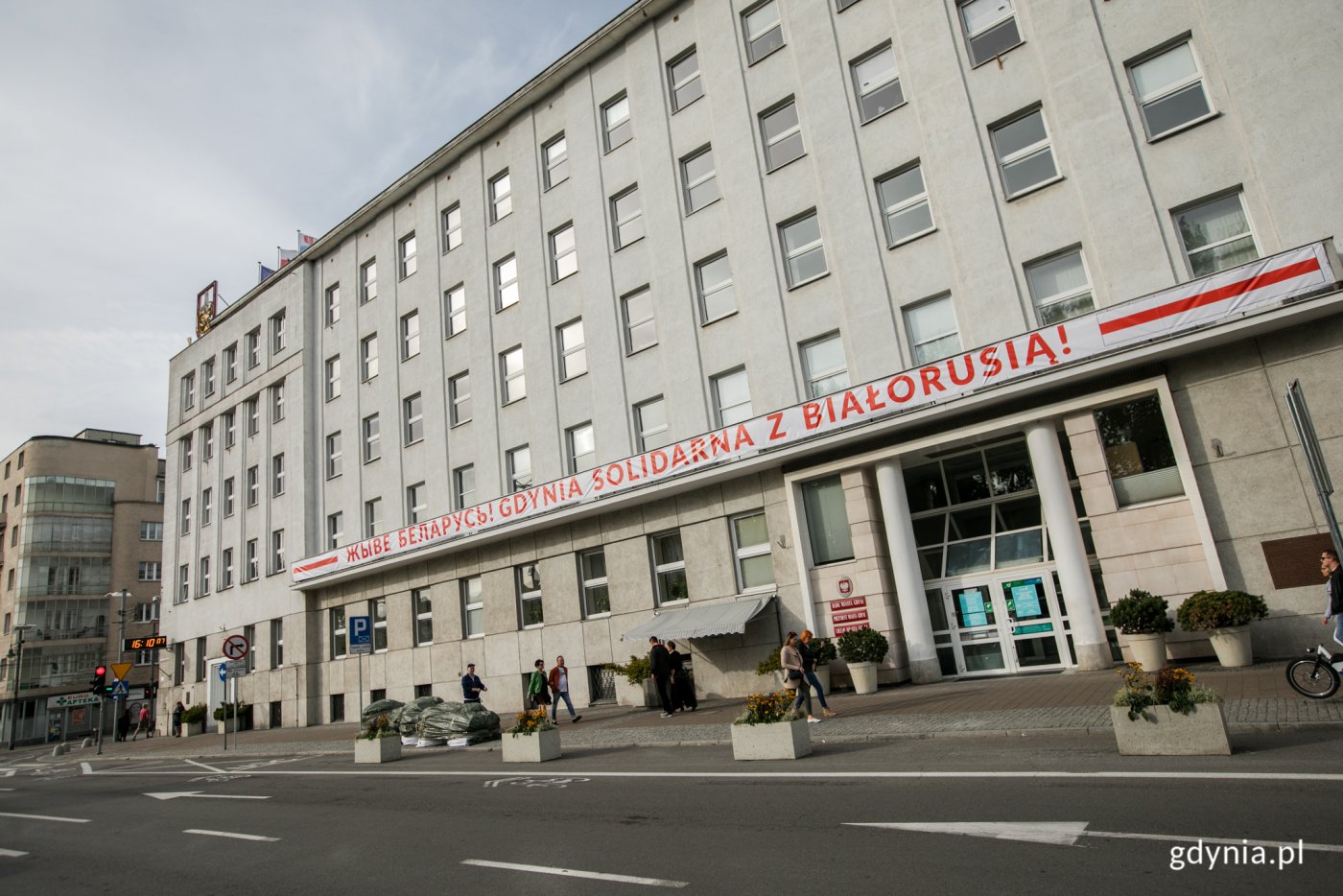 Baner solidarności z Białorusią na budynku Urzędu Miasta Gdyni. Fot. Karol Stańczak